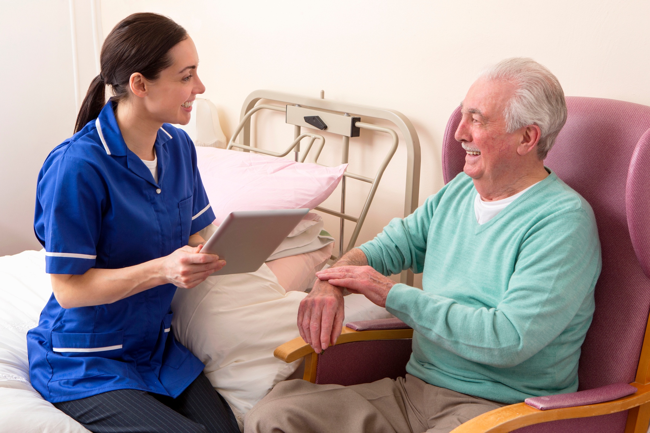 patient-rounding-elderly-man